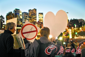 　14日，在美國(guó)首都華盛頓白宮外，民眾舉行燭光集會(huì)，悼念當(dāng)日康涅狄格州桑迪胡克小學(xué)槍擊案遇難者，呼吁