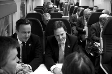 2012年1月9日，英國(guó)首相卡梅倫(左)與副首相克萊格(右)乘火車前去參加會(huì)議。