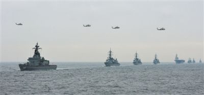 2012年10月14日，日本海上自衛(wèi)隊舉行閱艦式。2013年，日本自衛(wèi)隊時隔11年首增防衛(wèi)預(yù)算。資料圖片