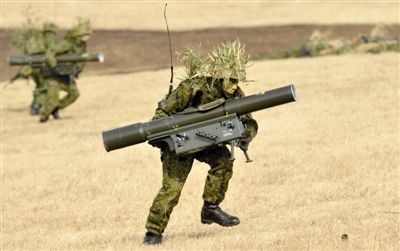 “作戰(zhàn)” 1月13日，日本自衛(wèi)隊一隊員在新年軍演中手持武器，發(fā)動進攻。媒體尚未公布1月22日的美日聯(lián)合軍演圖片。