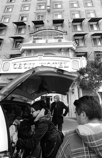 20日，美國洛杉磯，塞西爾酒店房客薩拜娜乘出租車離開酒店。由于擔(dān)心水質(zhì)受到污染，目前已有27戶房客離開塞西爾酒店。