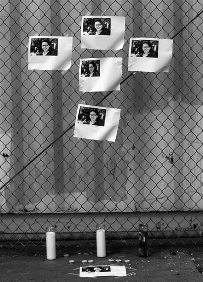 21日，美國洛杉磯，華裔女孩藍(lán)可兒遇害案件曝光后，一些人在塞西爾酒店附近擺放藍(lán)可兒的照片和蠟燭，紀(jì)念藍(lán)可兒。