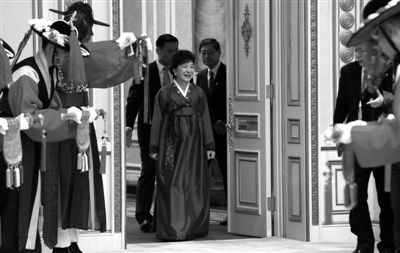 2月25日，韓國首爾，韓國首位女總統(tǒng)樸槿惠身著傳統(tǒng)韓服出席晚宴。