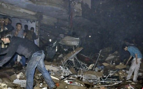 3月3日，在巴基斯坦南部城市卡拉奇，救援人員在爆炸現(xiàn)場工作。