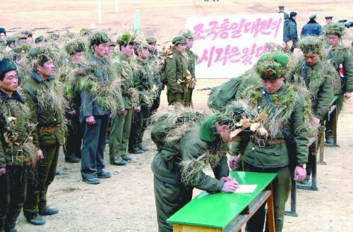 朝鮮中央通訊社13日公布的照片顯示，朝鮮工農(nóng)赤衛(wèi)隊(duì)員正在進(jìn)行“戰(zhàn)前訓(xùn)練”。