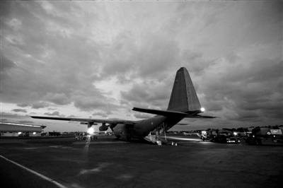 3月23日，中非共和國首都班吉，從加蓬首都利伯維爾出發(fā)的法國增援部隊(duì)共計(jì)200名士兵抵達(dá)班吉國際機(jī)場