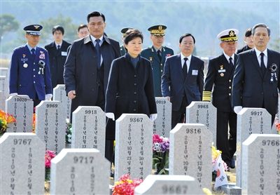 26日，韓國總統(tǒng)樸槿惠參加“天安”艦事件3周年紀念活動，悼念在事件中身亡的韓國士兵。