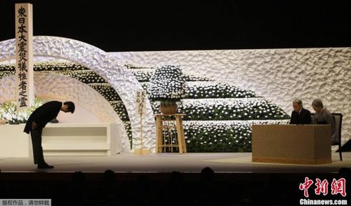 “3·11”東日本大地震兩周年紀念追悼儀式在東京舉行，日本明仁天皇與皇后、首相安倍晉三出席