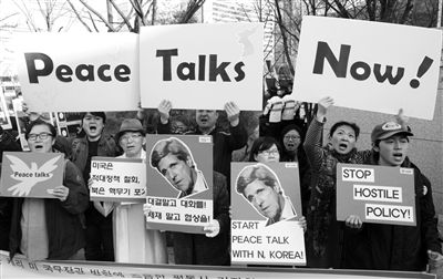 4月12日，韓國示威者在該國國防部前手持克里畫像，反對韓美軍演，要求克里前往朝鮮尋求和平談判。