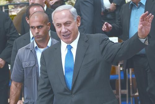 經(jīng)以總理內(nèi)塔尼亞胡主持的內(nèi)閣秘密會(huì)議決定，以空軍接連對(duì)敘利亞多處目標(biāo)實(shí)施空襲。圖為內(nèi)塔尼亞胡5日出席內(nèi)閣會(huì)議。