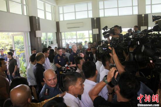 　　6月1日，菲律賓內(nèi)政部長(zhǎng)羅哈斯在菲國(guó)家警察部隊(duì)司令普里斯馬等人陪同下召開(kāi)記者會(huì)，介紹環(huán)球城公寓樓