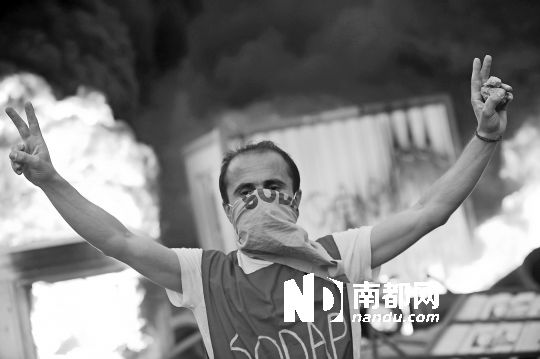 5月31日，土耳其示威者在伊斯坦布爾市中心的塔克西姆廣場抗議政府拆除加濟公園的計劃。