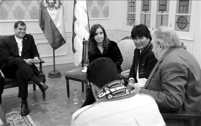 7月4日，科雷亞、克里斯蒂娜、莫拉萊斯、穆?？榜R杜羅（左起順時(shí)針方向）參加會(huì)議。新華社發(fā)