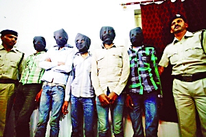 印度一個特別法庭20日宣布，判處卷入瑞士女游客遭輪奸案的6名男子終身監(jiān)禁。檢方對判決結(jié)果感到滿意，但表示不排除被告上訴可能。