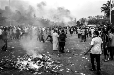 7月27日，在埃及首都開羅，穆爾西支持者同防暴警察發(fā)生沖突。新華社發(fā)