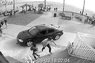 監(jiān)控錄像截屏圖：3日，美國(guó)洛杉磯市，一輛汽車沖進(jìn)威尼斯海灘棧道上的人群。圖/東方IC