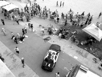 3日，美國(guó)洛杉磯，威尼斯海灘上血跡斑斑，警方正在調(diào)查。圖/東方IC