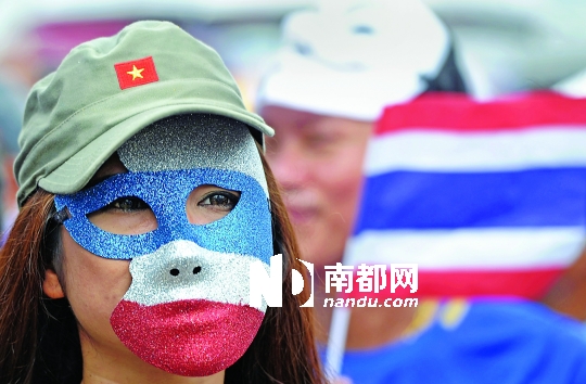 4日，一名泰國反政府人士頭戴面具在首都曼谷參加集會。