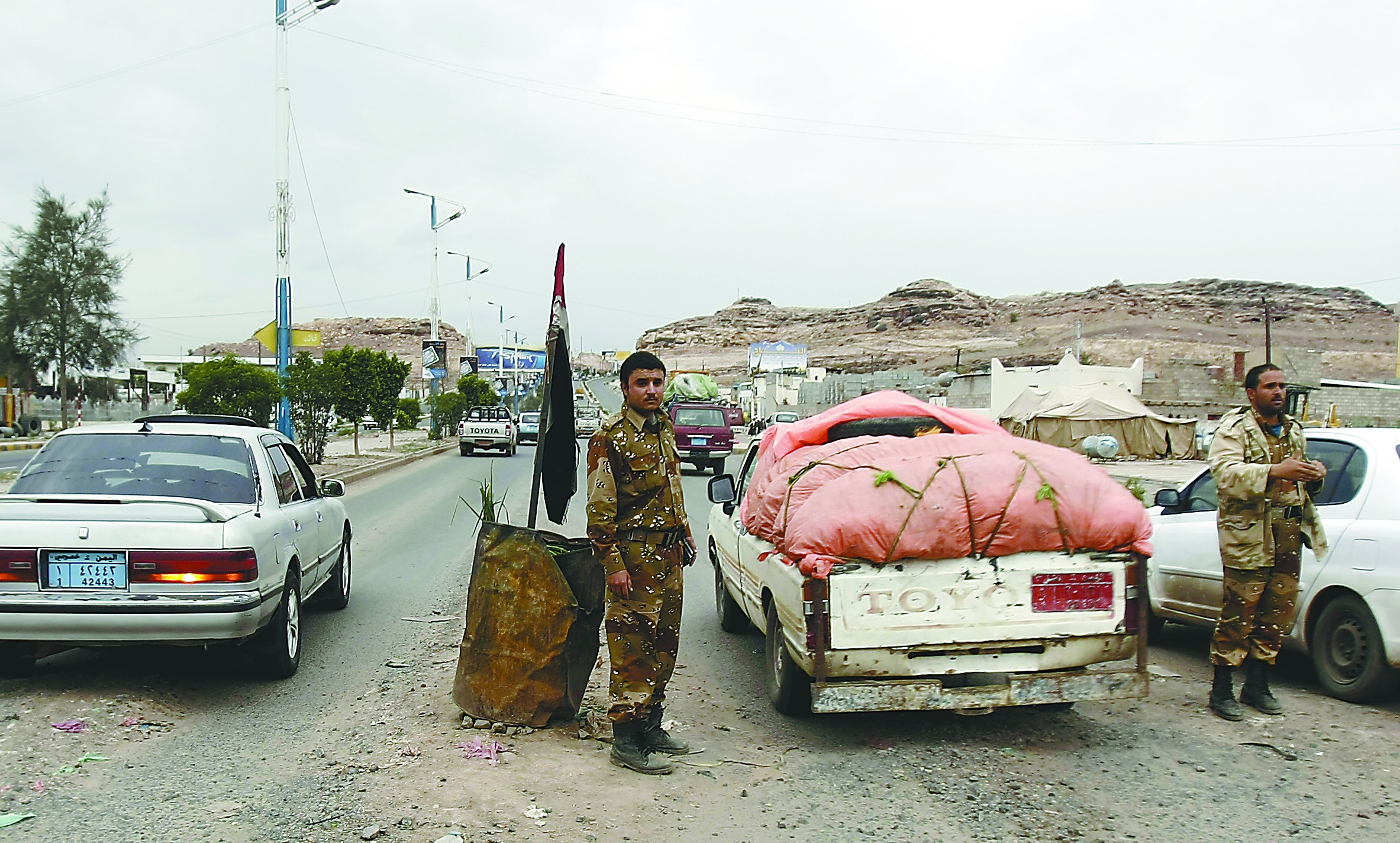 當(dāng)?shù)貢r間4日，在也門首都薩那，安全人員在通往美國大使館的路上設(shè)置檢查站檢查過往車輛。