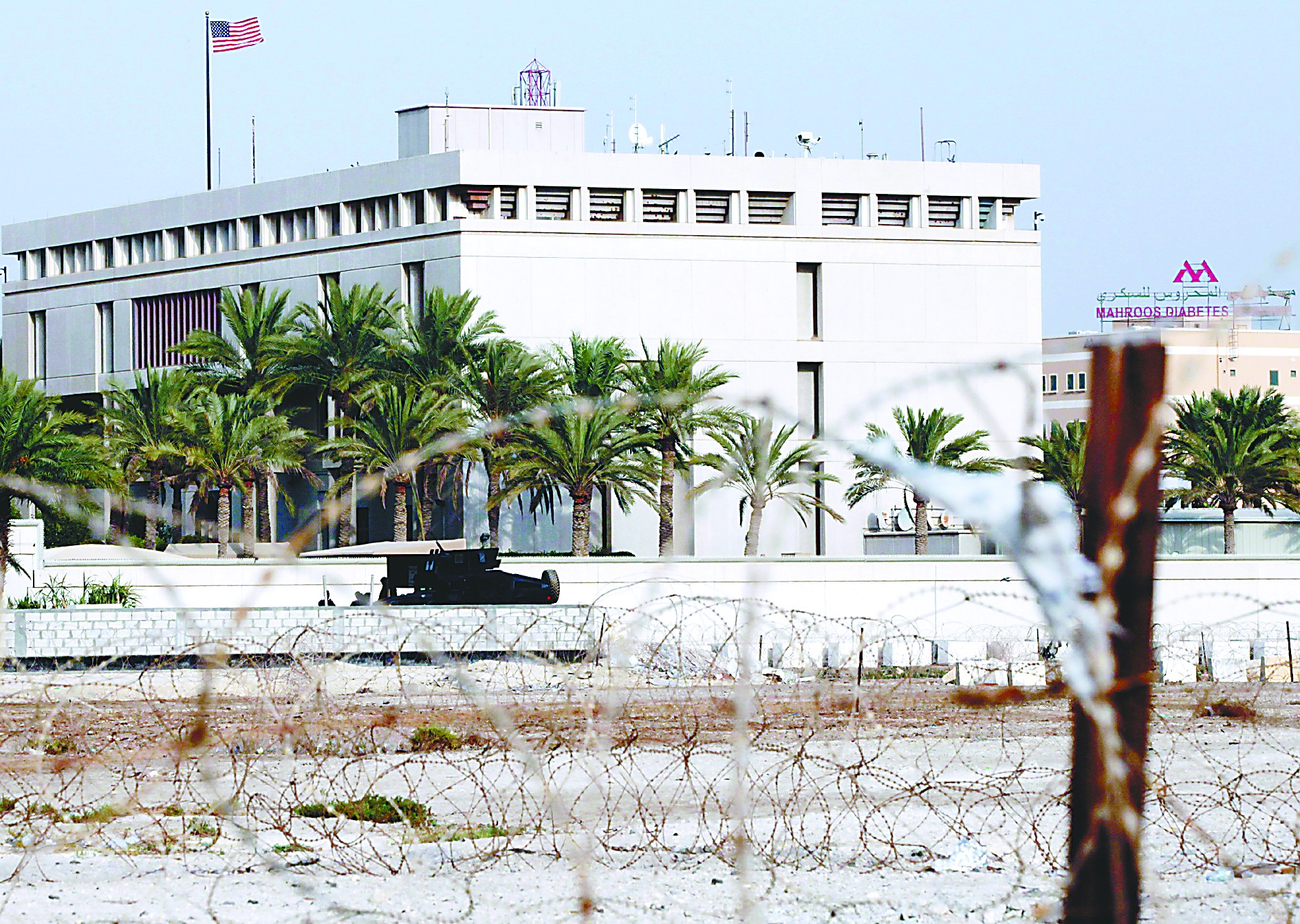 當(dāng)?shù)貢r間4日，在也門首都薩那，安全人員在通往美國大使館的路上設(shè)置檢查站檢查過往車輛。