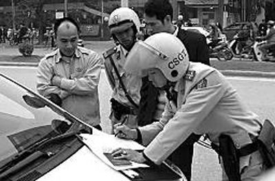 越南交警在開罰單。