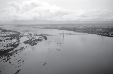 據(jù)目前估計(jì)，俄遠(yuǎn)東地區(qū)因洪災(zāi)造成的損失超過(guò)100億盧布。