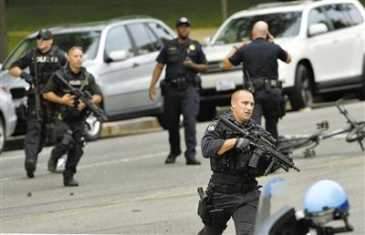 3日,案發(fā)現(xiàn)場,持槍警察在奔跑。