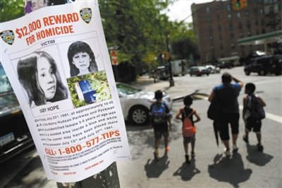 2013年7月23日，貼在紐約街頭的征詢(xún)線(xiàn)索傳單，這天是“希望寶寶”被發(fā)現(xiàn)遇害的日子，每年這天警方都