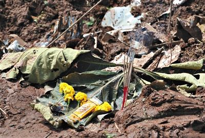 失事現(xiàn)場,有人擺上鮮花放上香燭表示悼念。