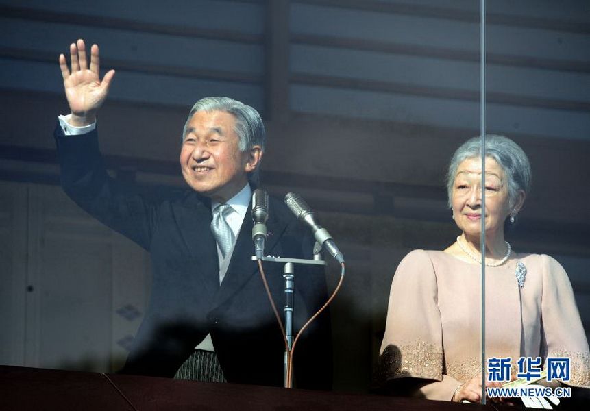 當(dāng)?shù)貢r(shí)間12月23日，在位于日本東京的皇宮，日本明仁天皇向民眾致意。