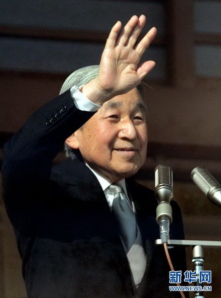 當(dāng)?shù)貢r(shí)間12月23日，在位于日本東京的皇宮，日本明仁天皇向民眾致意。