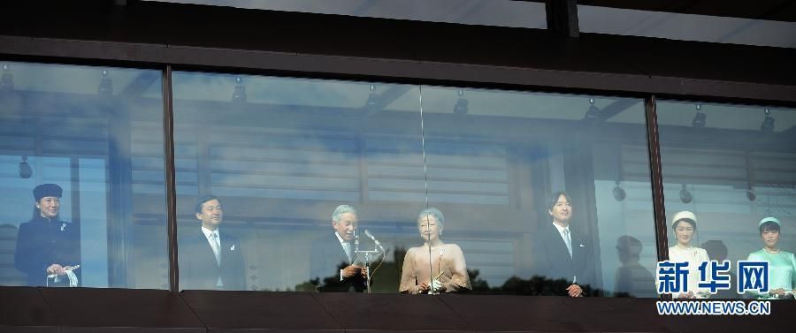 當(dāng)?shù)貢r(shí)間12月23日，在位于日本東京的皇宮，日本明仁天皇在皇族的陪同下發(fā)表生日感言。