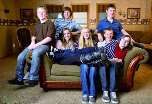 長大后的七胞胎。