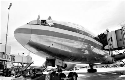 2011年4月5日，美國(guó)航空公司為洛杉磯至上海首條直飛航線的開通舉行剪彩儀式。目前，美國(guó)航空、美國(guó)聯(lián)合航空和達(dá)美航空已經(jīng)向中國(guó)提交了飛行計(jì)劃。