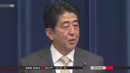 日本首相安倍晉三出發(fā)前往瑞士前接受記者采訪。