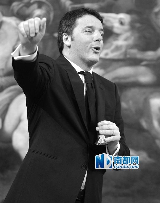 2月22日，在意大利羅馬總理府，新任總理馬泰奧·倫齊搖鈴象征正式行使總理權(quán)力。