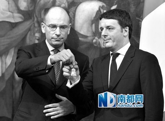 2月22日，在意大利羅馬總理府，新任總理馬泰奧·倫齊(右)與前任總理恩里科·萊塔舉行交接儀式。