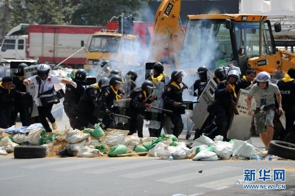 當(dāng)?shù)貢r(shí)間2月18日，泰國(guó)曼谷警方與示威者發(fā)生沖突。