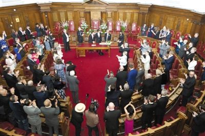 29日，倫敦，一對同性伴侶舉行結(jié)婚儀式。