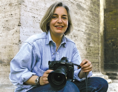 4日，安雅·尼德林豪斯在報(bào)道阿富汗大選期間被槍殺。