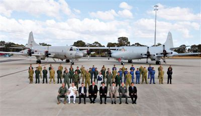 4月29日，參與搜尋馬航失聯(lián)客機的多國軍人和軍機在珀斯皮爾斯空軍基地合影。5月1日，馬航宣布搜尋進入新階段，重點將借助不同技術(shù)擴大海底搜尋。