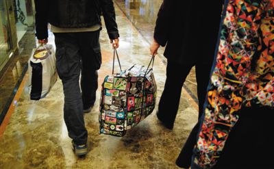 5月2日，馬航乘客家屬離開麗都飯店。當(dāng)日，麗都飯店二層家屬區(qū)正式關(guān)閉，大部分家屬返鄉(xiāng)。