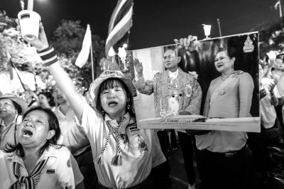 5日，泰國巴蜀府海濱度假勝地華欣，數(shù)萬民眾身穿國王的代表色“黃色”T恤，自發(fā)上街，口喊“國王萬歲”的口號。