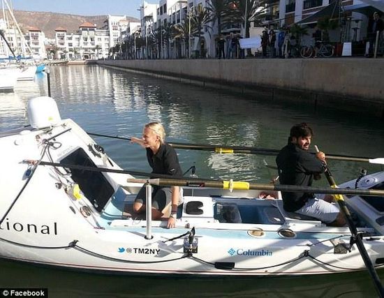 男女主角與他們的“小伙伴”，名叫“馬迪巴精神”的皮劃艇。