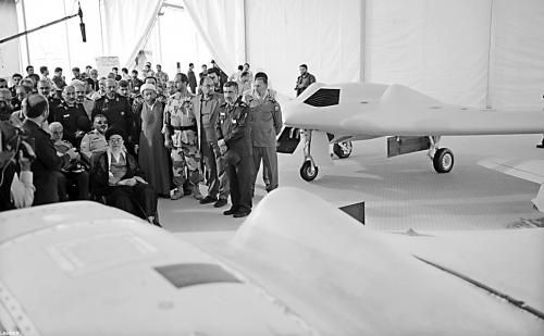 　哈梅內伊（中）11日參觀伊朗版RQ-170無人機。