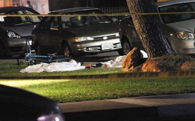 5月23日在美國加州大學(xué)圣巴巴拉分校附近的槍擊現(xiàn)場拍攝的死者遺體。