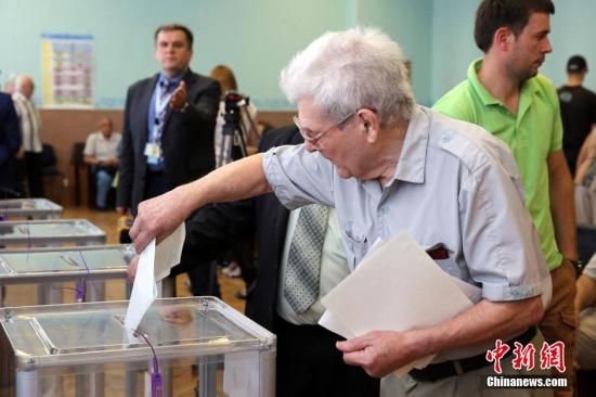 　5月25日，一名烏克蘭選民把填好的選票投入選票箱。