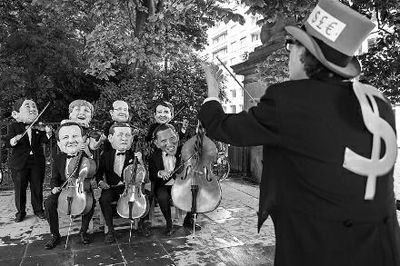 4日在布魯塞爾，非政府組織『樂(lè)施會(huì)』成員戴著七國(guó)首腦面具演奏名曲《錢錢》，批評(píng)七國(guó)政策導(dǎo)致全球貧富差