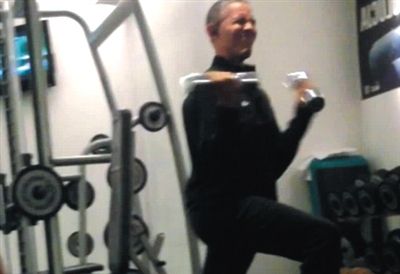 奧巴馬舉啞鈴時“不注意形象的表情”。