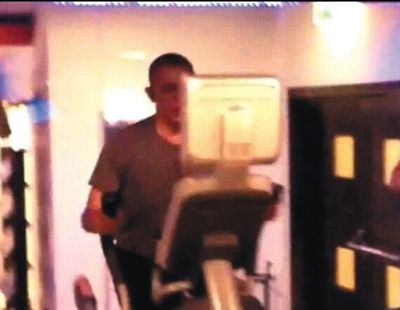 酒店健身中心，橢圓機(jī)上鍛煉的奧巴馬。